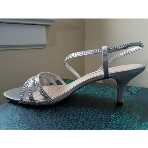 Touch of Nina Silver Strappy Dress Heels sz 6.5 - Picture 3 of 4